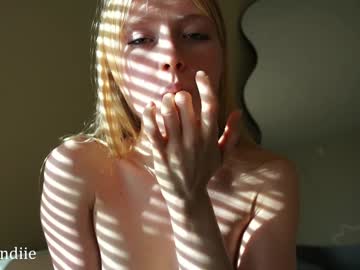 webcam girl bestblondiiecb live cam image #11750998
