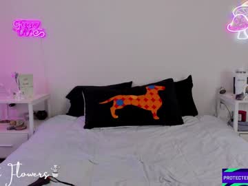 webcam girl violetttflowers live cam image #10157382
