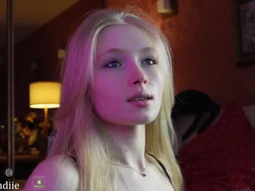 webcam girl bestblondiiecb live cam image #8054245