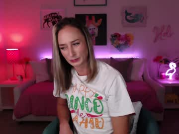 webcam girl holihurricane live cam image #12579189