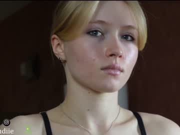 webcam girl bestblondiiecb live cam image #8850970