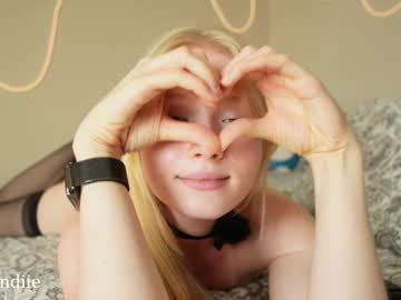 webcam girl bestblondiiecb live cam image #12821744