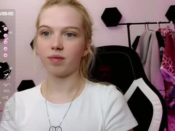 webcam girl small_blondee live cam image #5831889