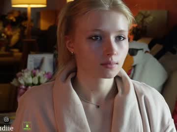 webcam girl bestblondiiecb live cam image #8063667