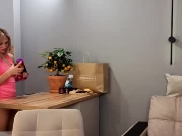 webcam girl roselyn_rose live cam image #12671277