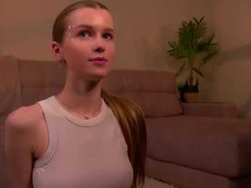webcam girl brave_journey live cam image #12045975