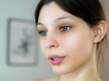 webcam girl peek_in_my_window live cam image #9961389
