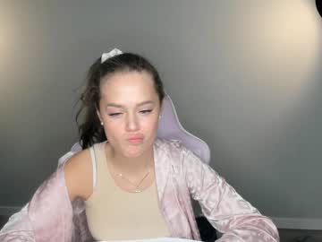webcam girl brittcubitt live cam image #8633097