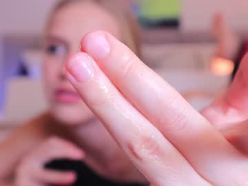 webcam girl ella_twinkle live cam image #7192935
