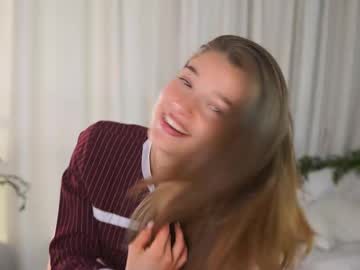 webcam girl little_poetry live cam image #13035022