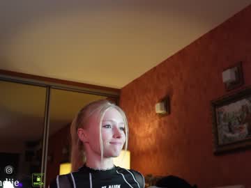 webcam girl bestblondiiecb live cam image #7929964