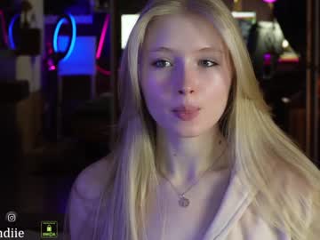 webcam girl bestblondiiecb live cam image #7747435