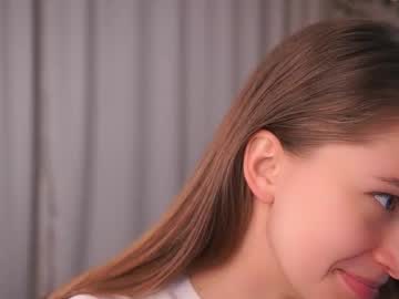 webcam girl little_poetry live cam image #12476640