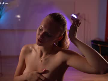 webcam girl chillwithkira live cam image #5751190