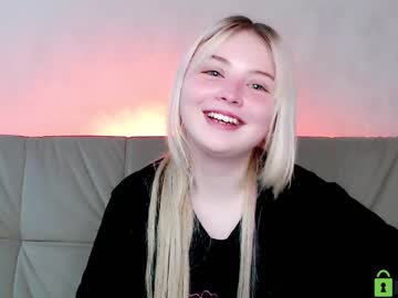 webcam girl shy_blondiee live cam image #4940306