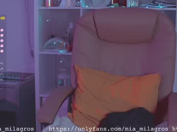 webcam girl mia_milagros live cam image #1393677