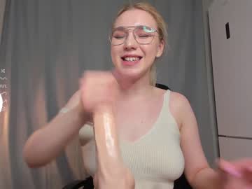 webcam girl nerdy_freyua live cam image #7659445