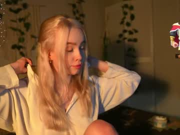 webcam girl mother__of__dragons live cam image #7804819