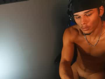 webcam man kylewhitedgs live cam image #9223447