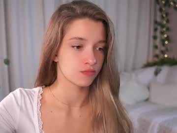 webcam girl little_poetry live cam image #12921982