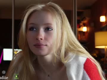 webcam girl bestblondiiecb live cam image #8139726