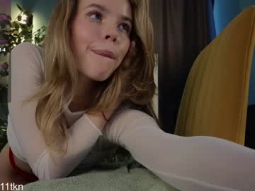 webcam girl milly_shy live cam image #10228668