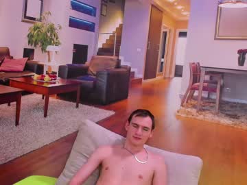 webcam girl queenieandliam live cam image #1372141