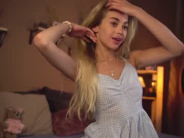 webcam girl cuteelsa_ live cam image #7609134