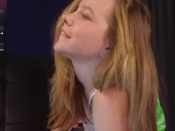 webcam girl milly_shy live cam image #9631404