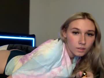 webcam girl petiteblondie13 live cam image #9545170