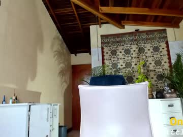 webcam girl little_izzi live cam image #7115715