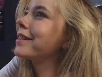 webcam girl milly_shy live cam image #10073302