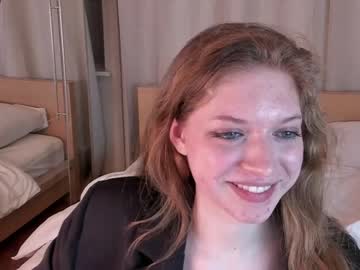 webcam girl lizzylipsss live cam image #4880780
