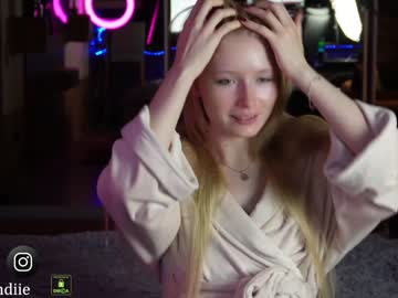 webcam girl bestblondiiecb live cam image #7661273