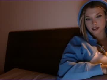 webcam girl bitter_moon live cam image #3889650