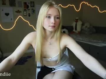 webcam girl bestblondiiecb live cam image #12008796