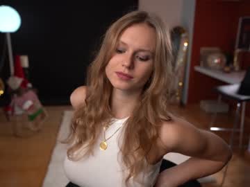 webcam girl chillwithkira live cam image #4550061