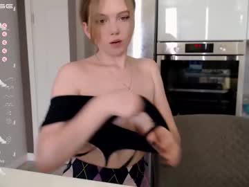 webcam girl small_blondee live cam image #2908365