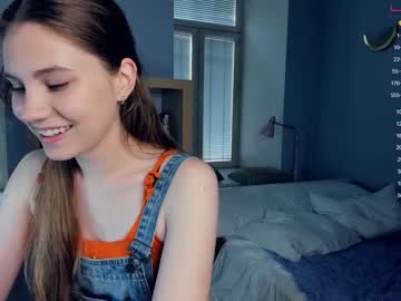 webcam girl youne_and_beautiful live cam image #6023833