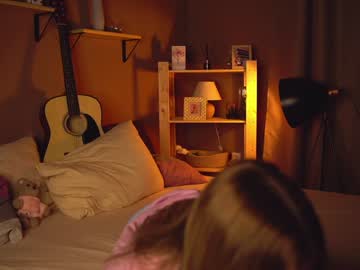 webcam girl cuteelsa_ live cam image #7990716