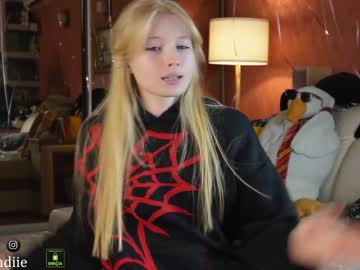 webcam girl bestblondiiecb live cam image #8590704