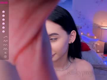 webcam girl riskyproject live cam image #5800527