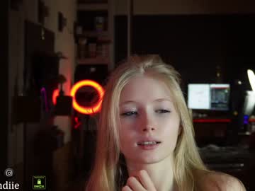 webcam girl bestblondiiecb live cam image #8042918