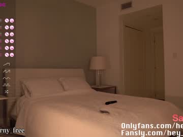 webcam girl heyhorny_cb live cam image #9487814