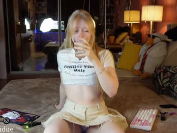 webcam girl bestblondiiecb live cam image #8589413