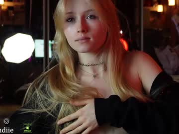 webcam girl bestblondiiecb live cam image #8455622