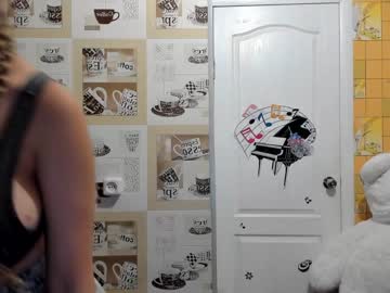 webcam girl emmika_ live cam image #2970084