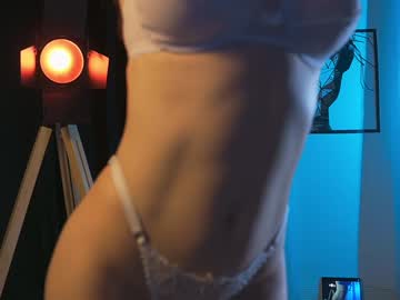 webcam girl lucie_beltran live cam image #10467924