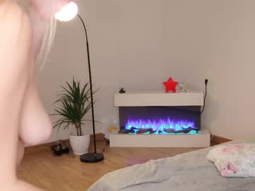 webcam girl ella_twinkle live cam image #12692325
