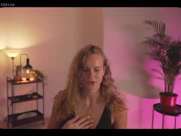 webcam girl chillwithkira live cam image #2674244